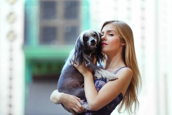 개와 함께 있는 젊은 여자 — 스톡 사진