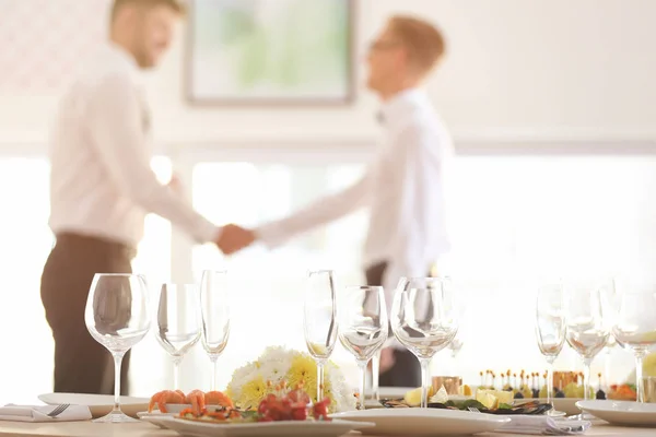 Configuração de mesa para buffet de férias — Fotografia de Stock