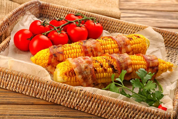 Izgara corncobs, domates ve maydanoz — Stok fotoğraf