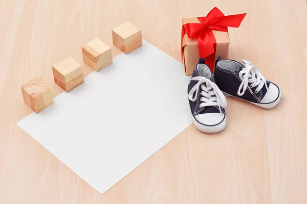 Petites chaussures de bébé avec boîte cadeau — Photo