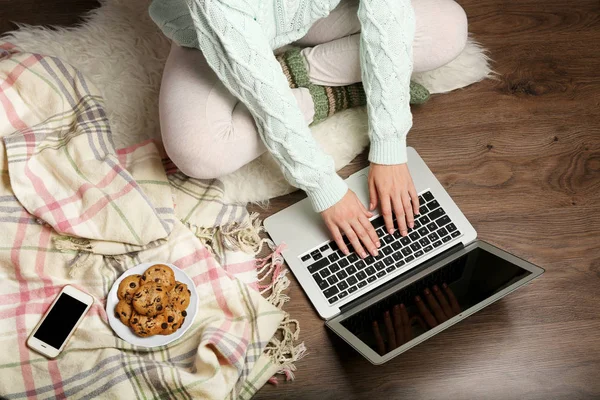 Girl with laptop and food — Stock Photo, Image