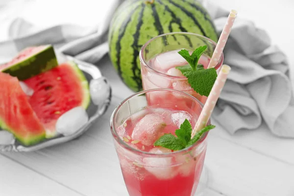 Verse watermeloen met cocktails — Stockfoto