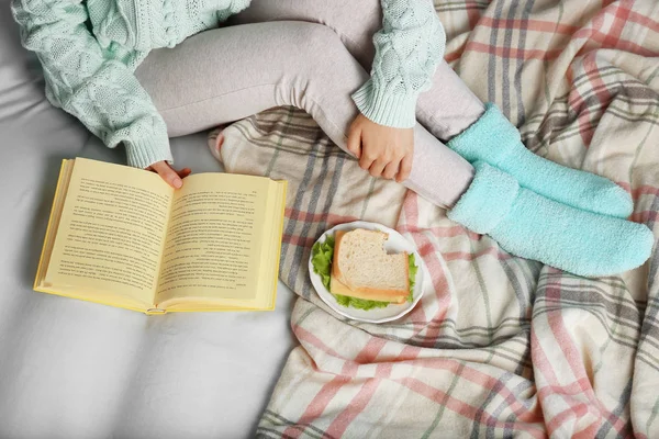 Chica con libro de lectura de alimentos — Foto de Stock