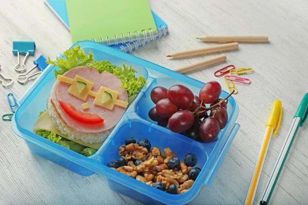 Smörgås och frukt i matlåda — Stockfoto