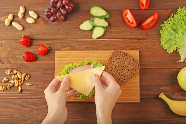 Ženské ruce sendvič — Stock fotografie