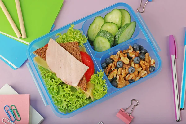 Lunchbox mit leckerem Abendessen — Stockfoto