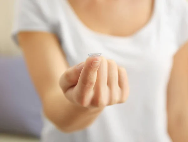 Woman holding contact lens — Stock Photo, Image