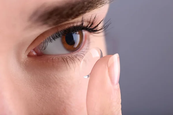 Mulher colocando lente de contato no olho — Fotografia de Stock