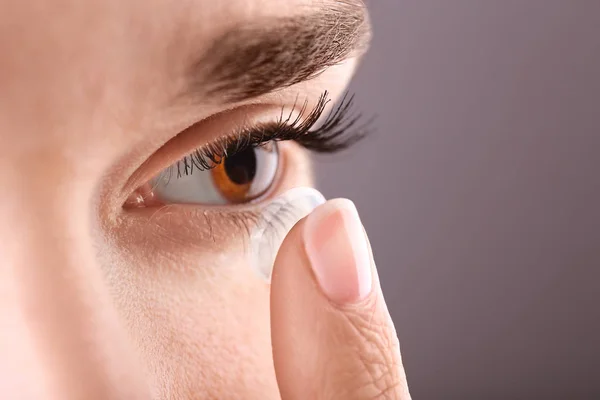 Vrouw contact lens aanbrengend oog — Stockfoto