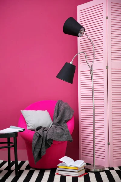 Fotoliu roz în interior elegant — Fotografie, imagine de stoc