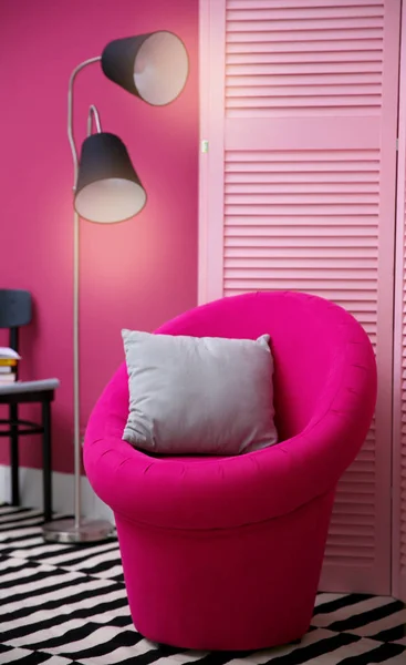 Poltrona rosa in interni eleganti — Foto Stock