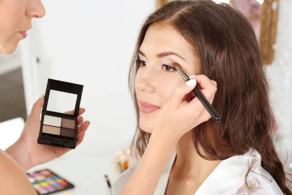 Artista aplicando sombra de ojos — Foto de Stock