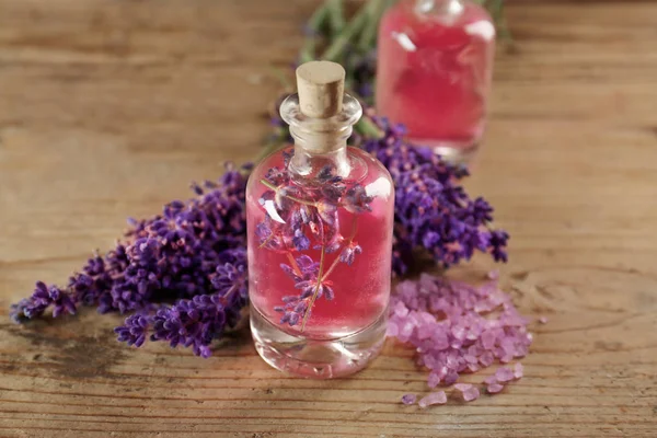 Flasche mit Aromaöl — Stockfoto