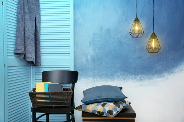 Interno moderno di camera con lampade — Foto Stock