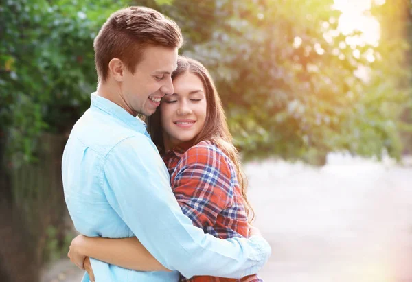 Bonito jovem casal — Fotografia de Stock