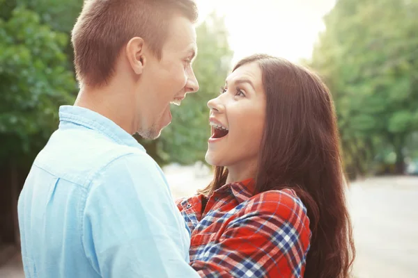 Retrato Pareja Joven Divertida Aire Libre Sobre Fondo Borroso — Foto de Stock