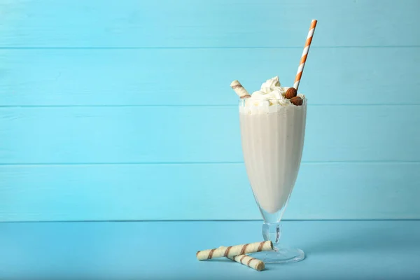 Вкусный молочный коктейль в стакане — стоковое фото