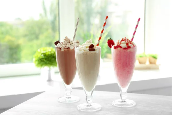 Heerlijke milkshakes in glazen — Stockfoto