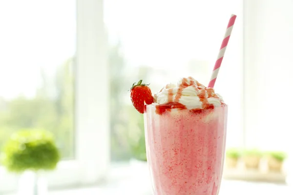 Lezzetli milkshake cam — Stok fotoğraf