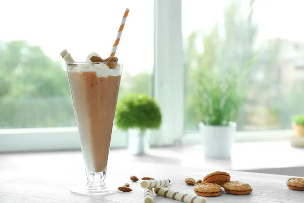 Délicieux milkshake en verre — Photo
