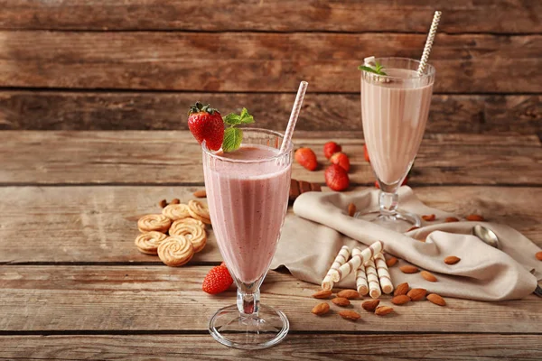 Νόστιμα milkshakes σε ποτήρια — Φωτογραφία Αρχείου