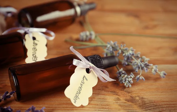 Lavendel bloemen en flessen — Stockfoto