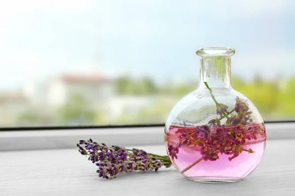 Flaska med lavendelolja — Stockfoto