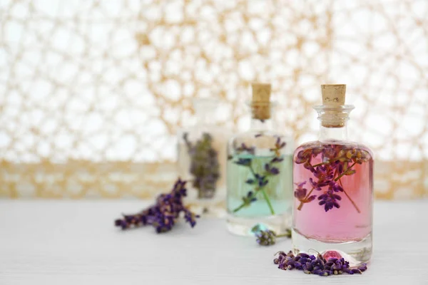 Garrafas com óleo de lavanda — Fotografia de Stock