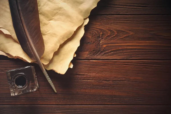 Fjäder penna med bläckhorn och tomt papper — Stockfoto