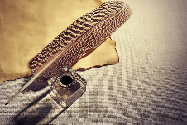 Перьевая ручка и чернильница — стоковое фото
