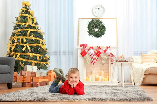 Lindo niño mintiendo —  Fotos de Stock