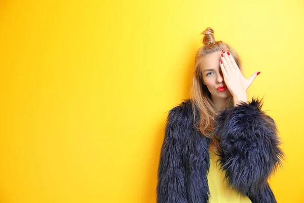 Young beautiful woman — Stock Photo, Image