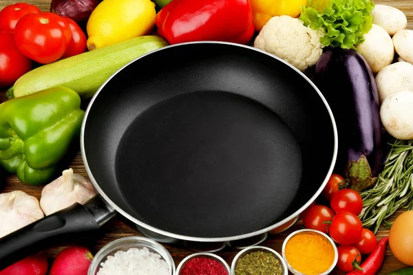 Сковородка со свежими ингредиентами — стоковое фото