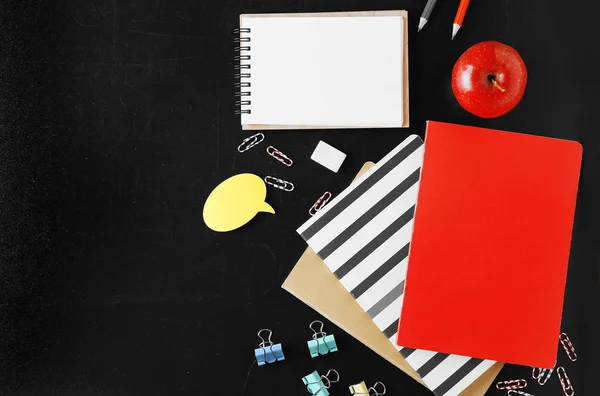 Papelería escolar en pizarra — Foto de Stock