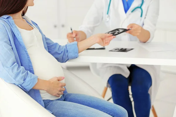 Ginecologista dando eco foto para grávidas — Fotografia de Stock
