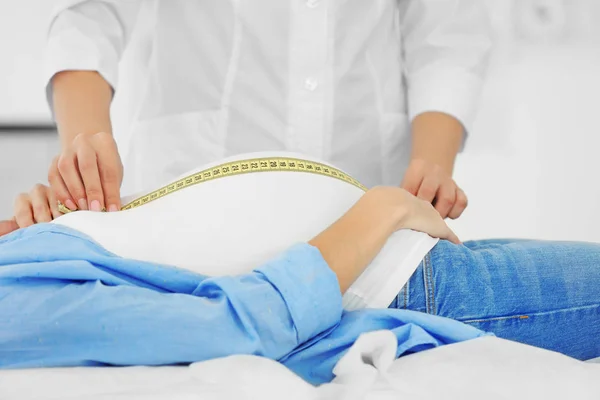 医生测量怀孕腹部 — 图库照片