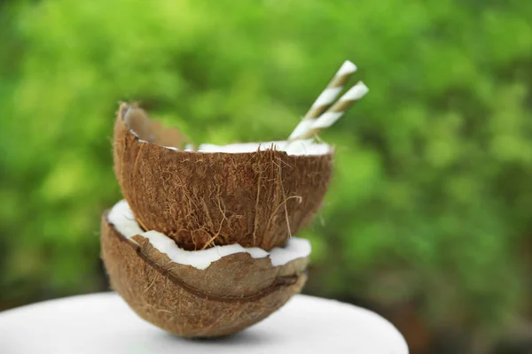 Вкусный молочный коктейль в кокосе — стоковое фото