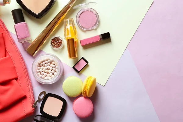 Galletas de macarrones y productos de maquillaje — Foto de Stock