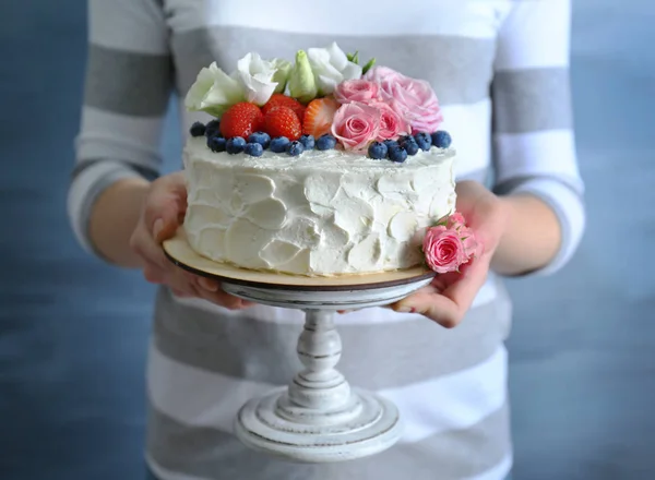 Kuchen mit Beeren dekoriert — Stockfoto