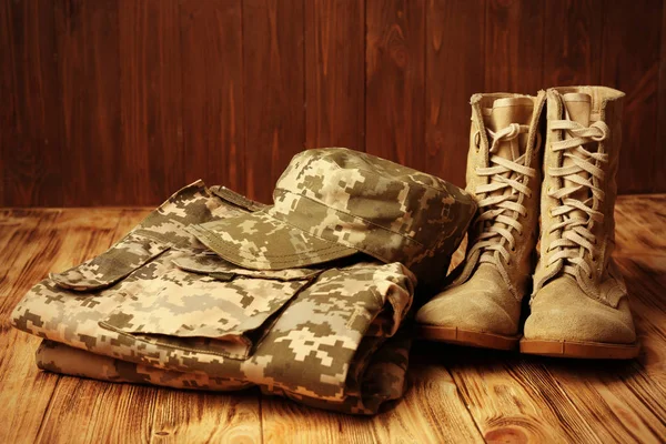 Set Uniformi Militari Sfondo Legno Vista Vicino — Foto Stock