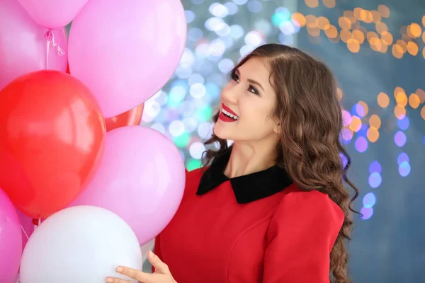 Femme avec des ballons à air — Photo