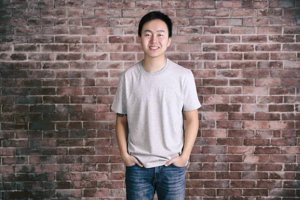 Asiatischer Mann im weißen grauen T-Shirt — Stockfoto