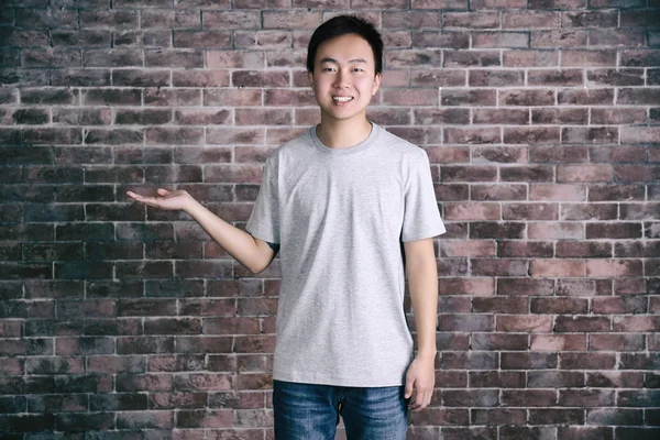 Hombre asiático en camiseta gris en blanco — Foto de Stock