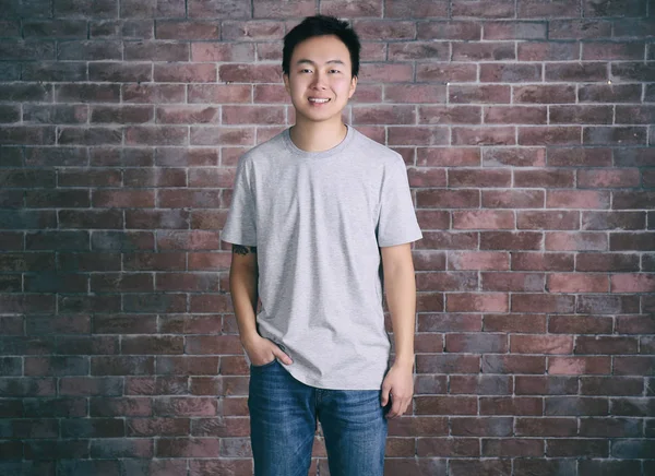 Asiatischer Mann im weißen grauen T-Shirt — Stockfoto