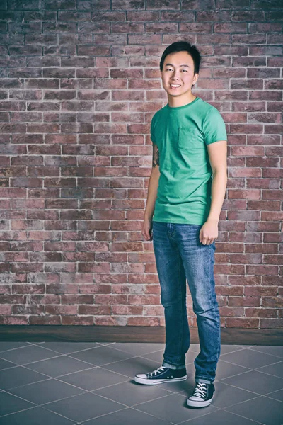 Ασιατική άνθρωπο σε κενό πράσινο μπλουζάκι — Φωτογραφία Αρχείου