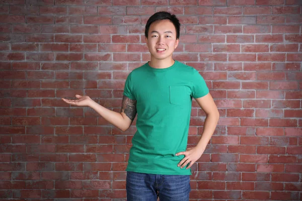 Азиатский мужчина в чистой зеленой футболке — стоковое фото