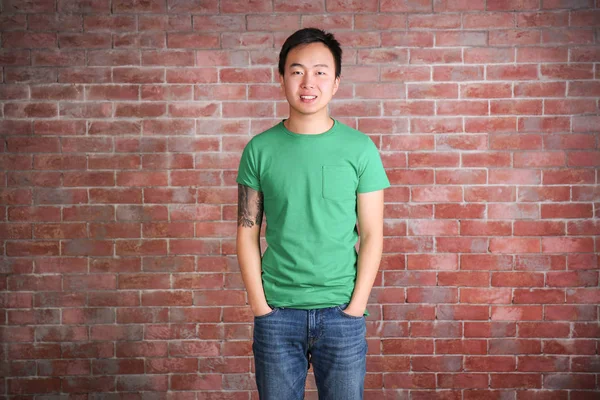 빈 녹색 t-셔츠에 있는 아시아 사람 — 스톡 사진