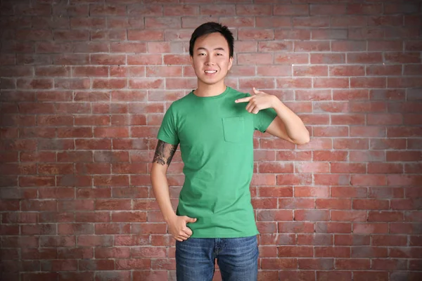 Azjatycki człowiek w puste zielony t-shirt — Zdjęcie stockowe