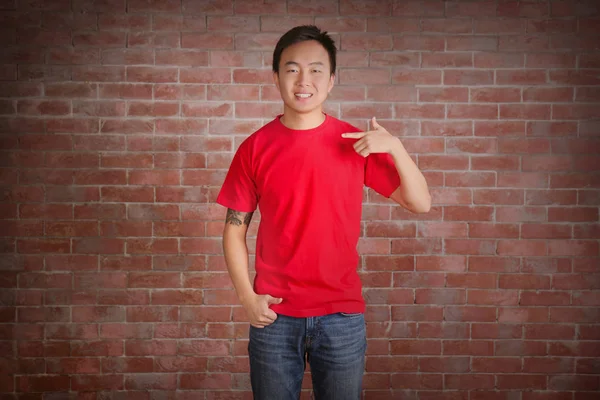 Asiático homem em branco vermelho t-shirt — Fotografia de Stock