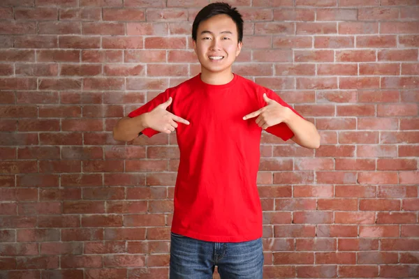 Asiático homem em branco vermelho t-shirt — Fotografia de Stock